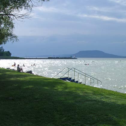 Blick auf den Hafen von Balatonboglár vom Strand aus