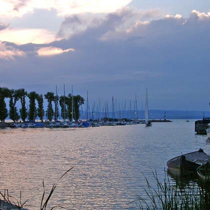 Hafen und Mole in Szemes